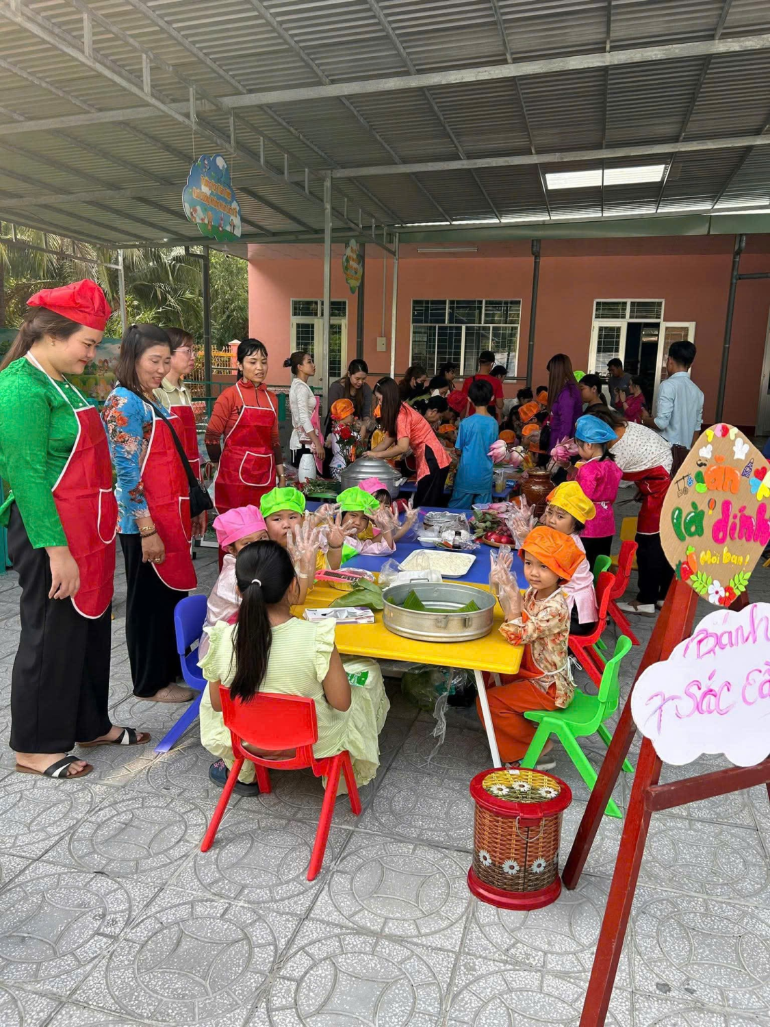 Hình ảnh các bé được trải nghiệm làm bánh